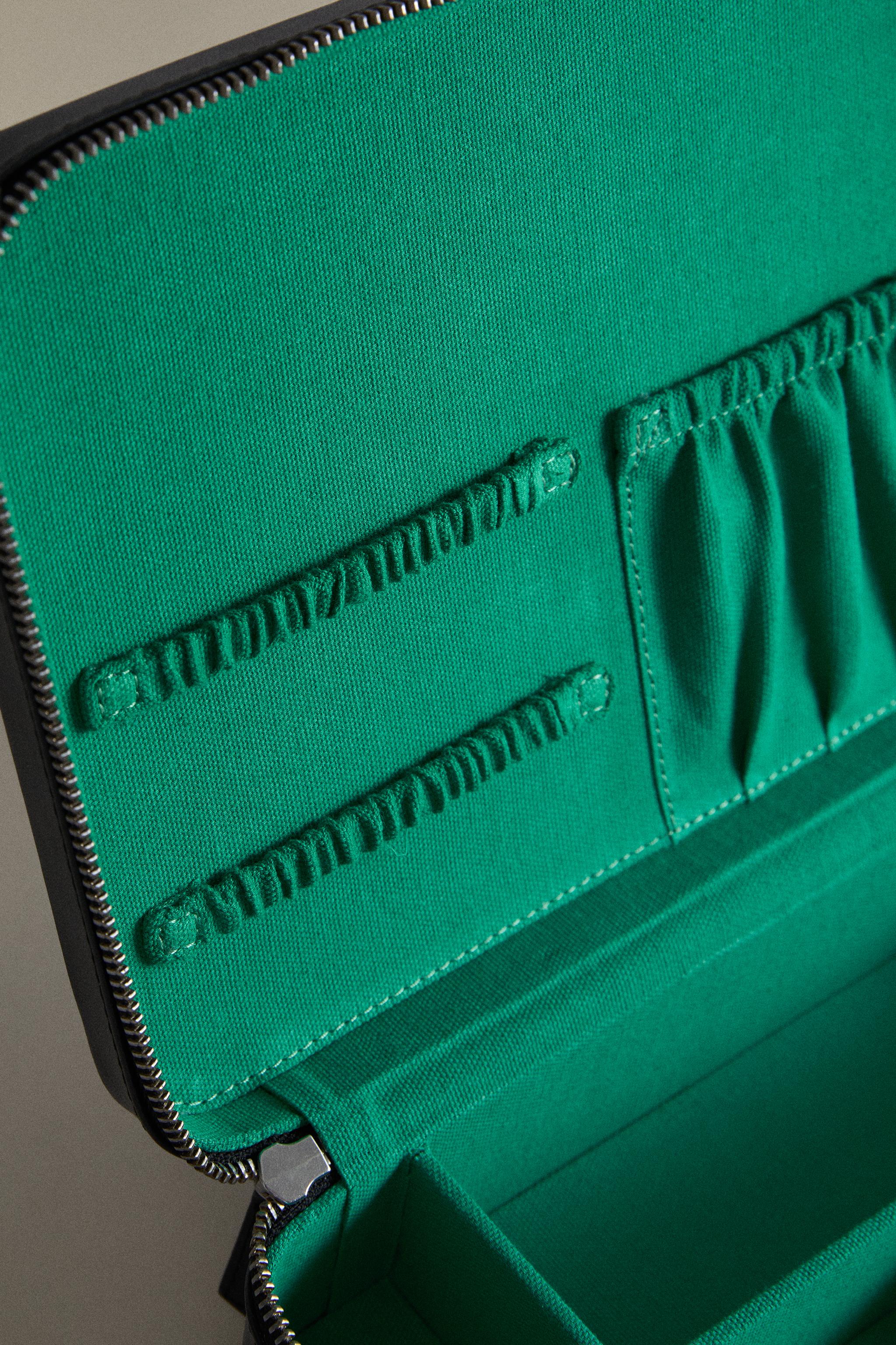 TROUSSE DE TOILETTE EN CUIR À COMPARTIMENTS